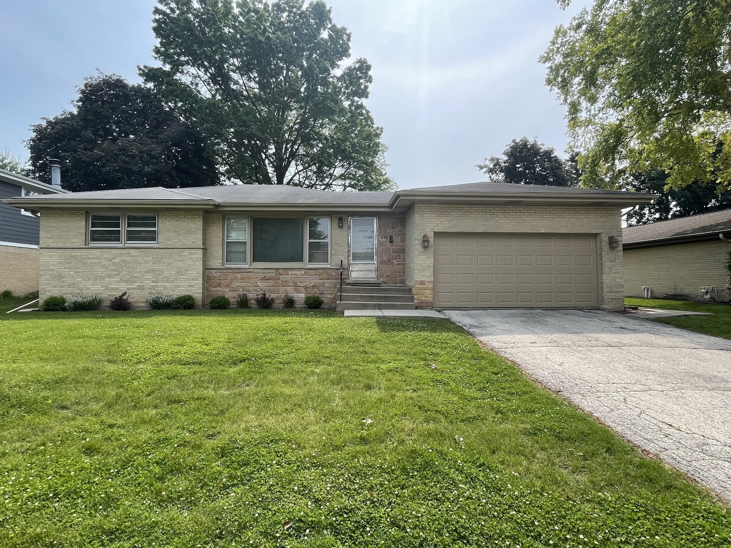 Property Photo: 1009 N Drury Lane IL 60004