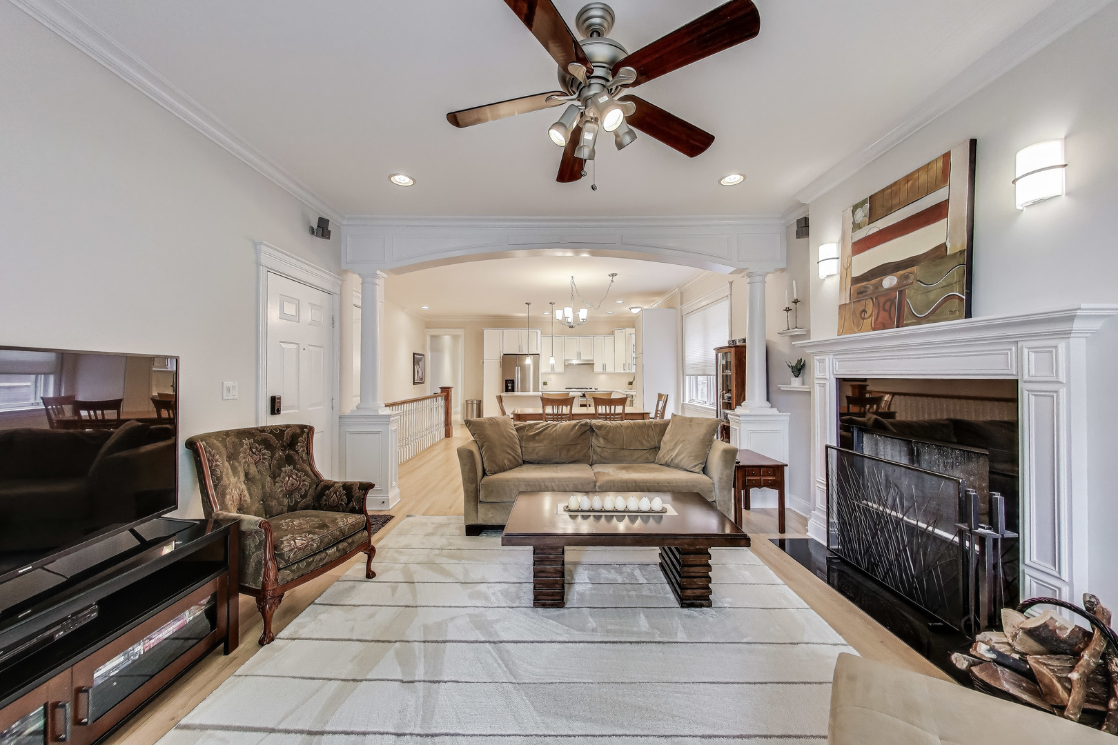 Property Photo: 5021 N Kenmore Avenue 1S IL 60640