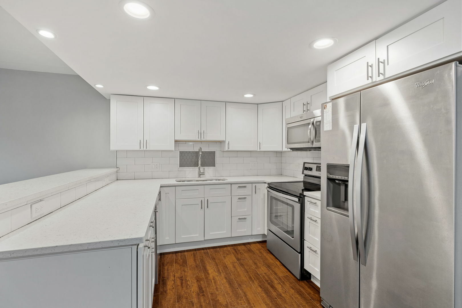 Property Photo: 5540 Walnut Avenue 9A IL 60515