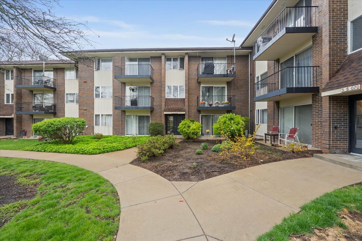 Property Photo: 5S070 Pebblewood Lane G-7 IL 60563