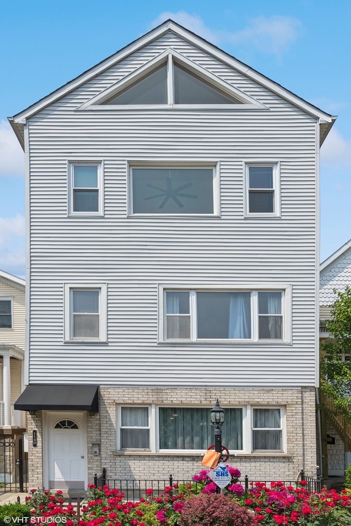 1140 W Barry Avenue  Chicago IL 60657 photo