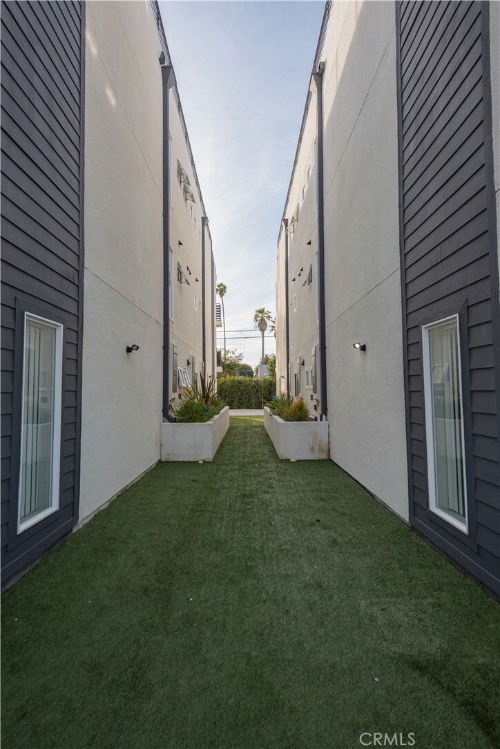 Property Photo: 2725 S La Brea Avenue CA 90016