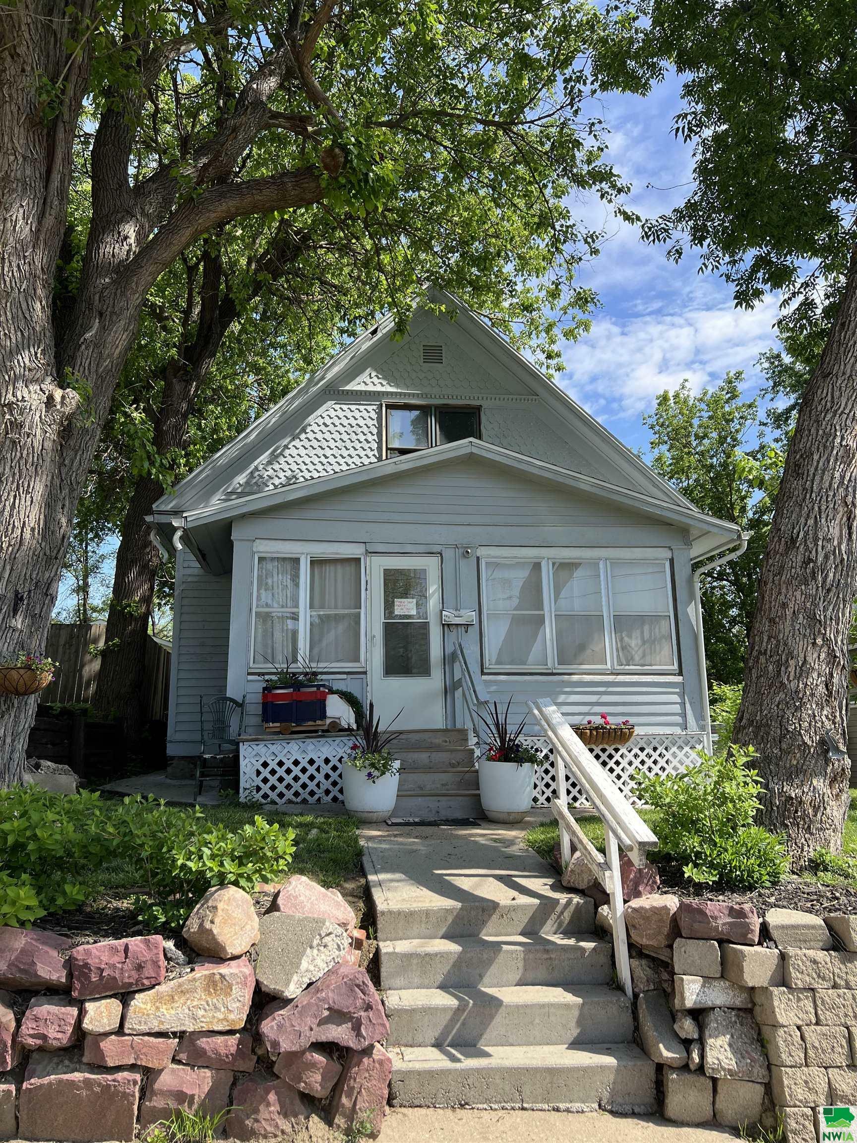 Property Photo: 833 18th St IA 51105