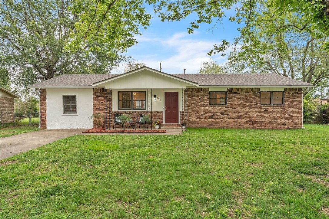 Property Photo:  2301 Jean Street  AR 72762 