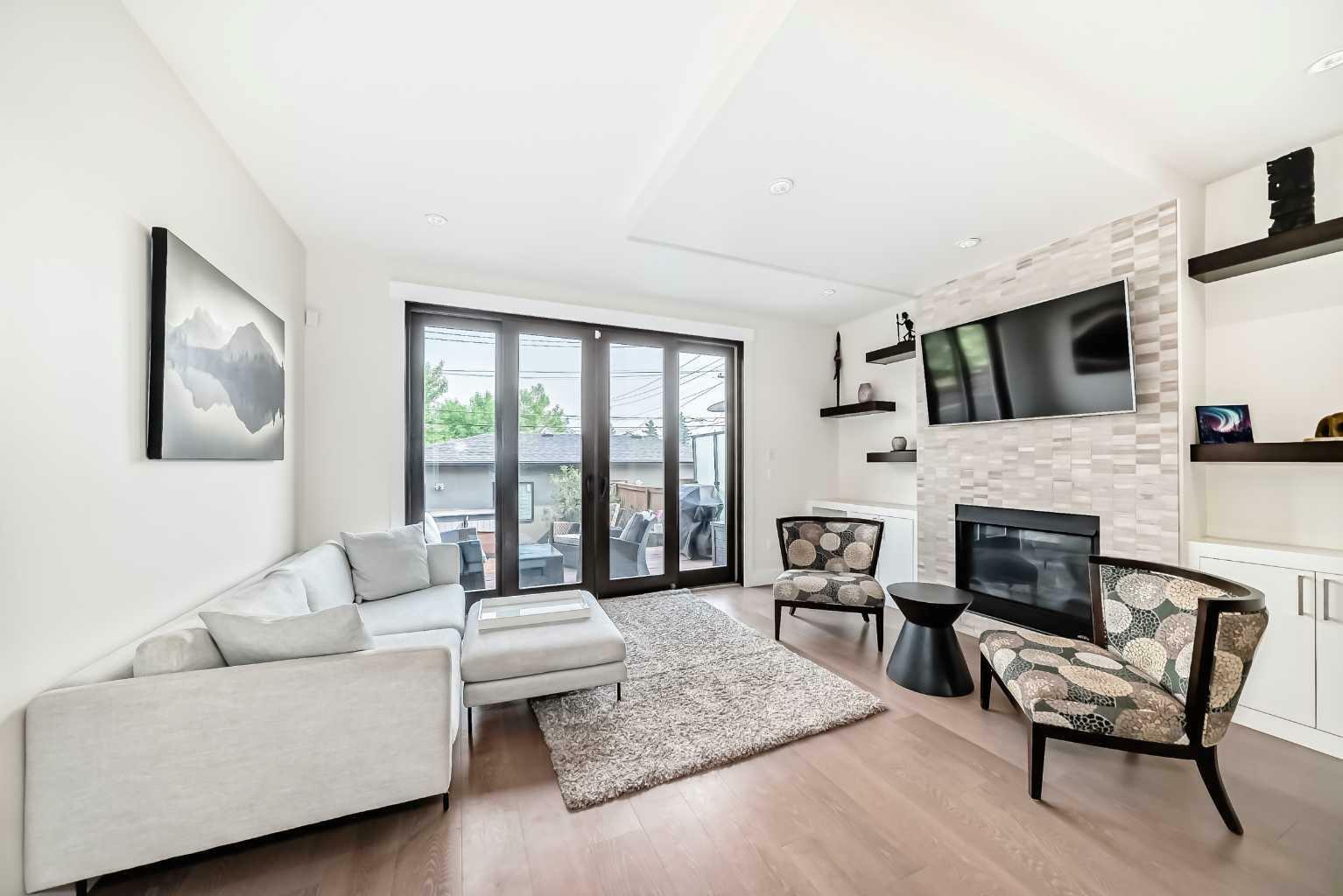 Property Photo:  140 27 Avenue NE  AB T2E 1Z7 