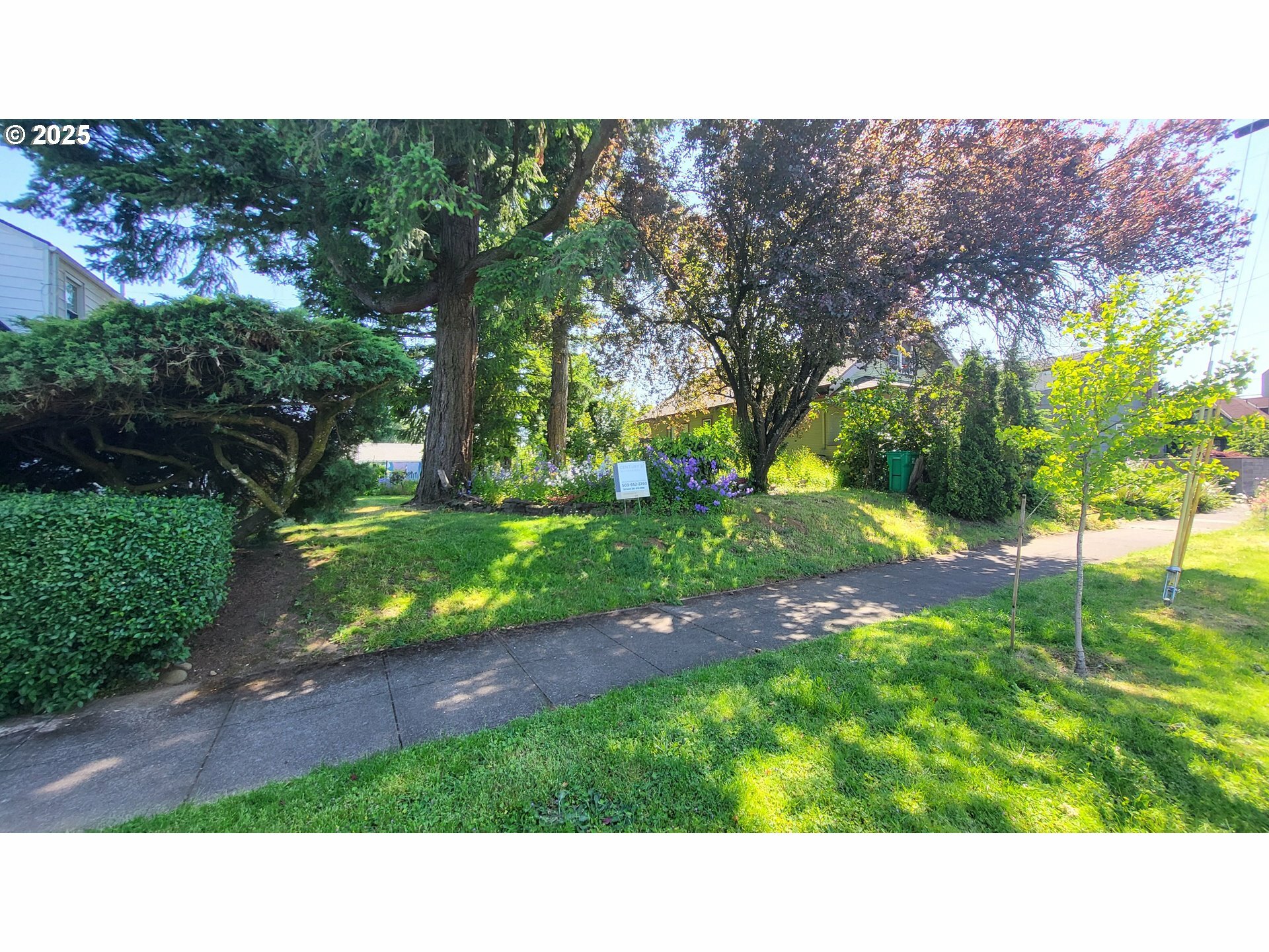Property Photo: 7020 NE Stanton St OR 97213