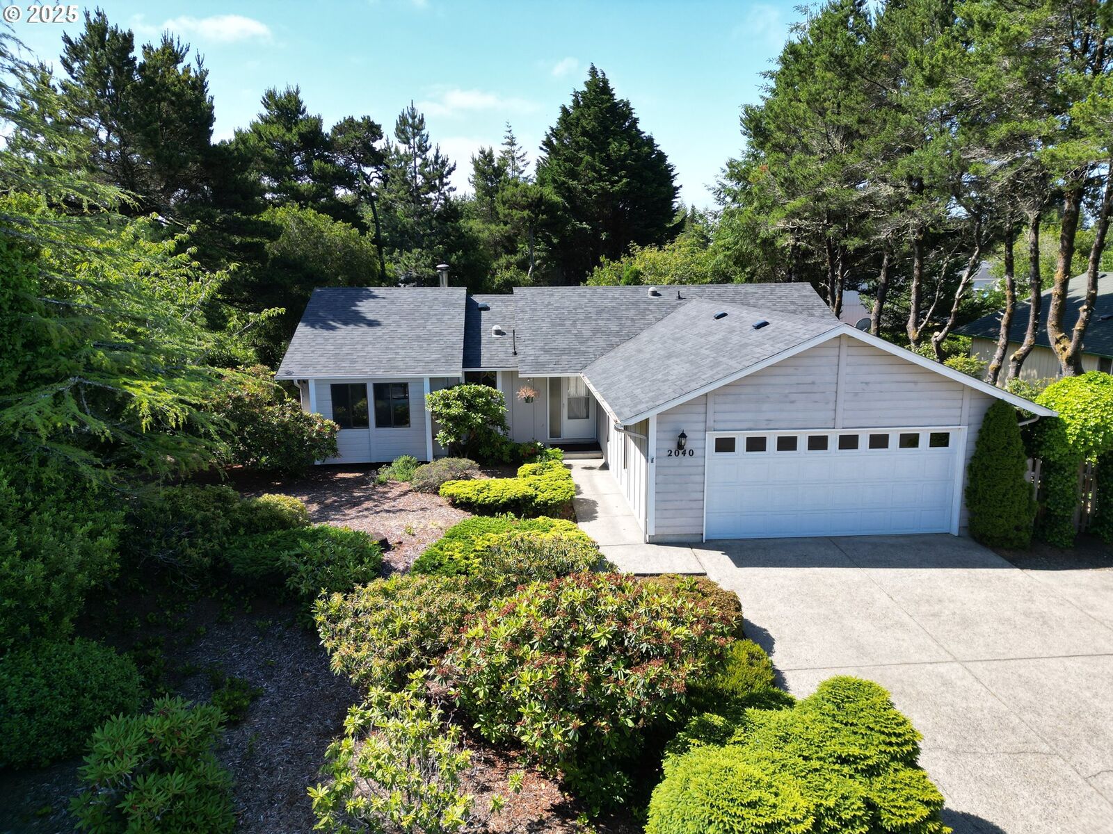 Property Photo: 2040 40th St OR 97439