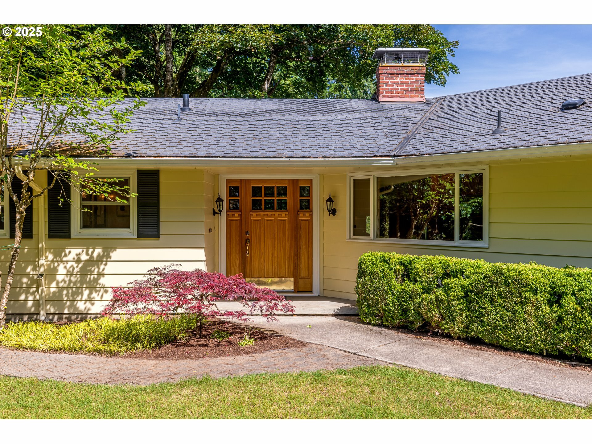 Property Photo: 2235 Hillside Dr OR 97034