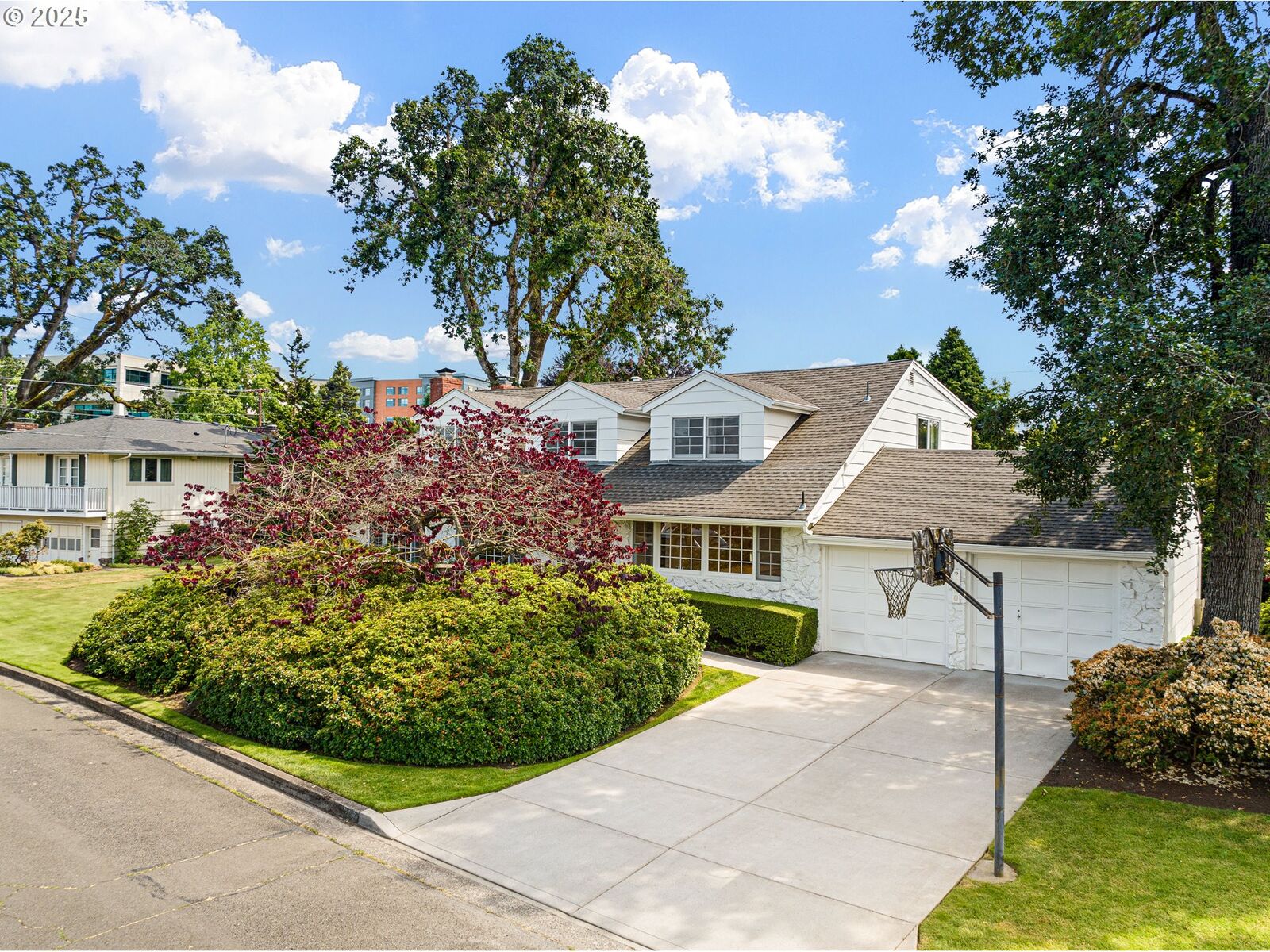 Property Photo: 2160 Oakmont Way OR 97401