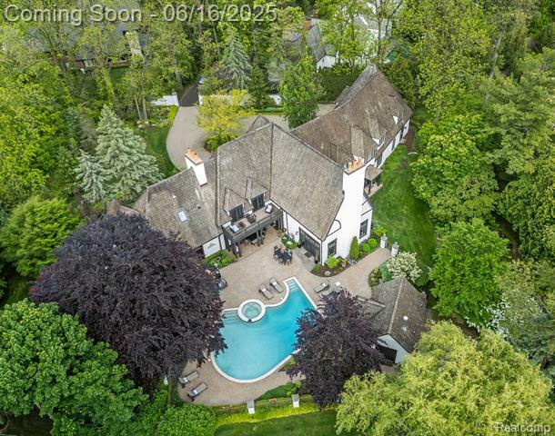 Property Photo: 2010 W Valley Road MI 48304