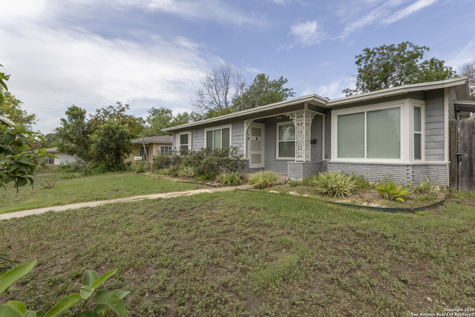 Property Photo: 311 Karen Ln TX 78209