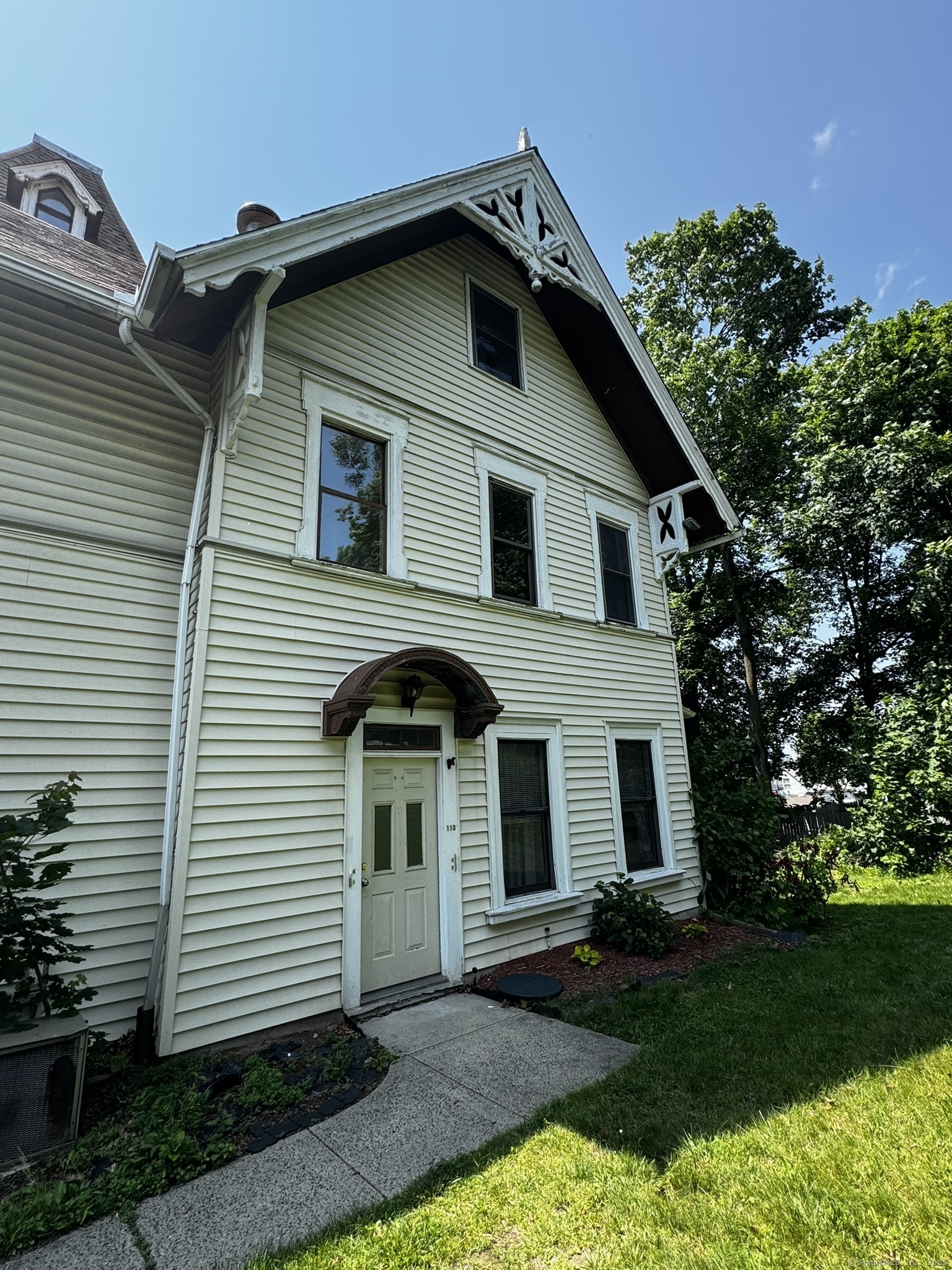 Property Photo: 95 Lenox Street Apt L CT 06513
