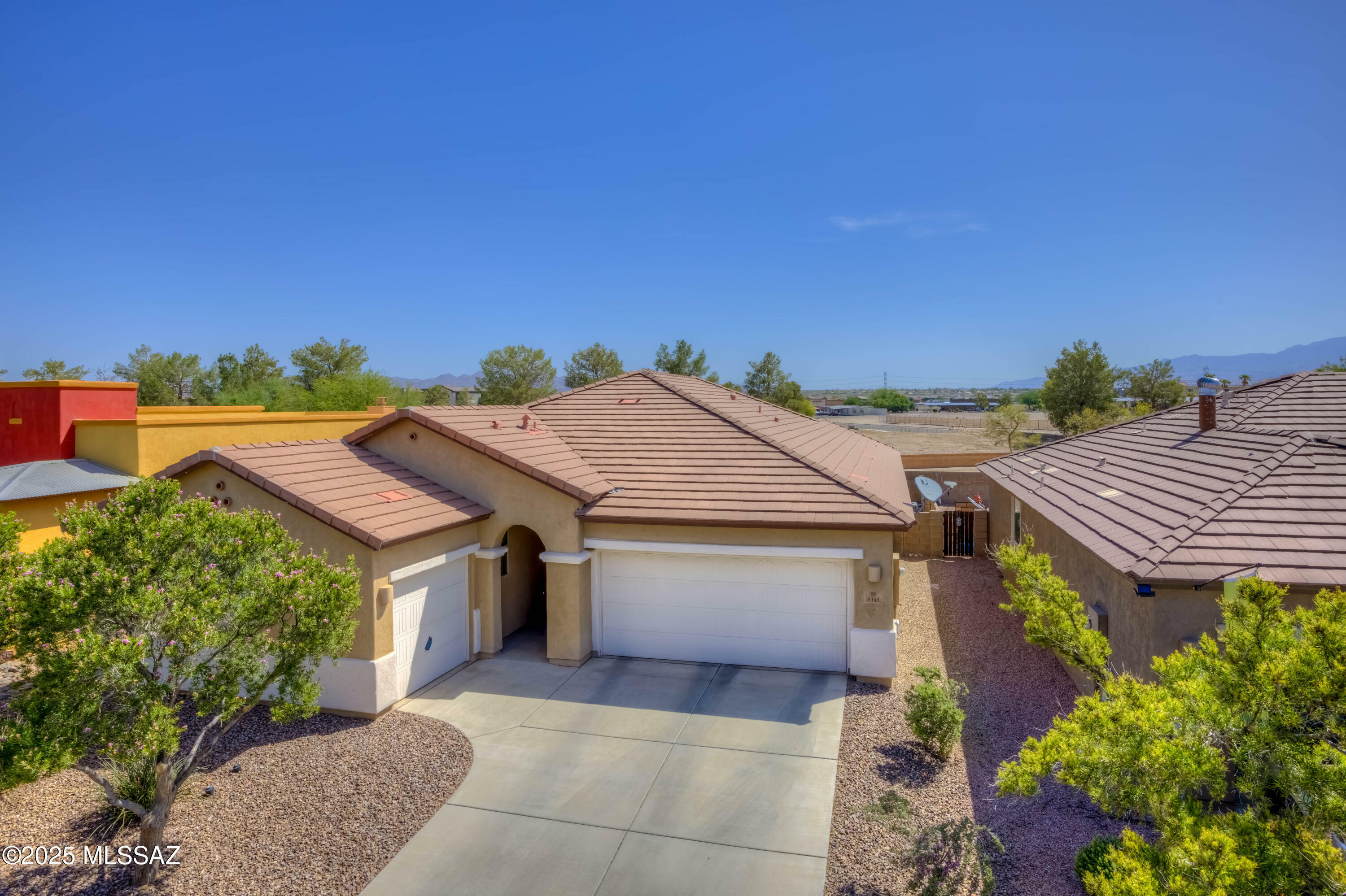 Property Photo: 8348 N Mountain Stone Pine Way AZ 85743