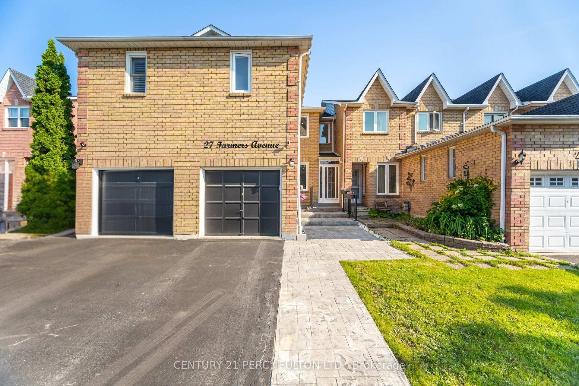 Photo de la propriété:  27 Farmers Avenue  ON L1T 3T1 
