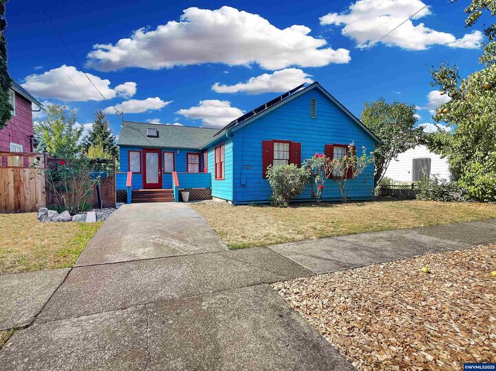 Property Photo:  720 SW 5th St  OR 97333 