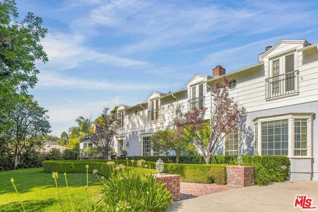 Property Photo: 3734 Longridge Ave CA 91423