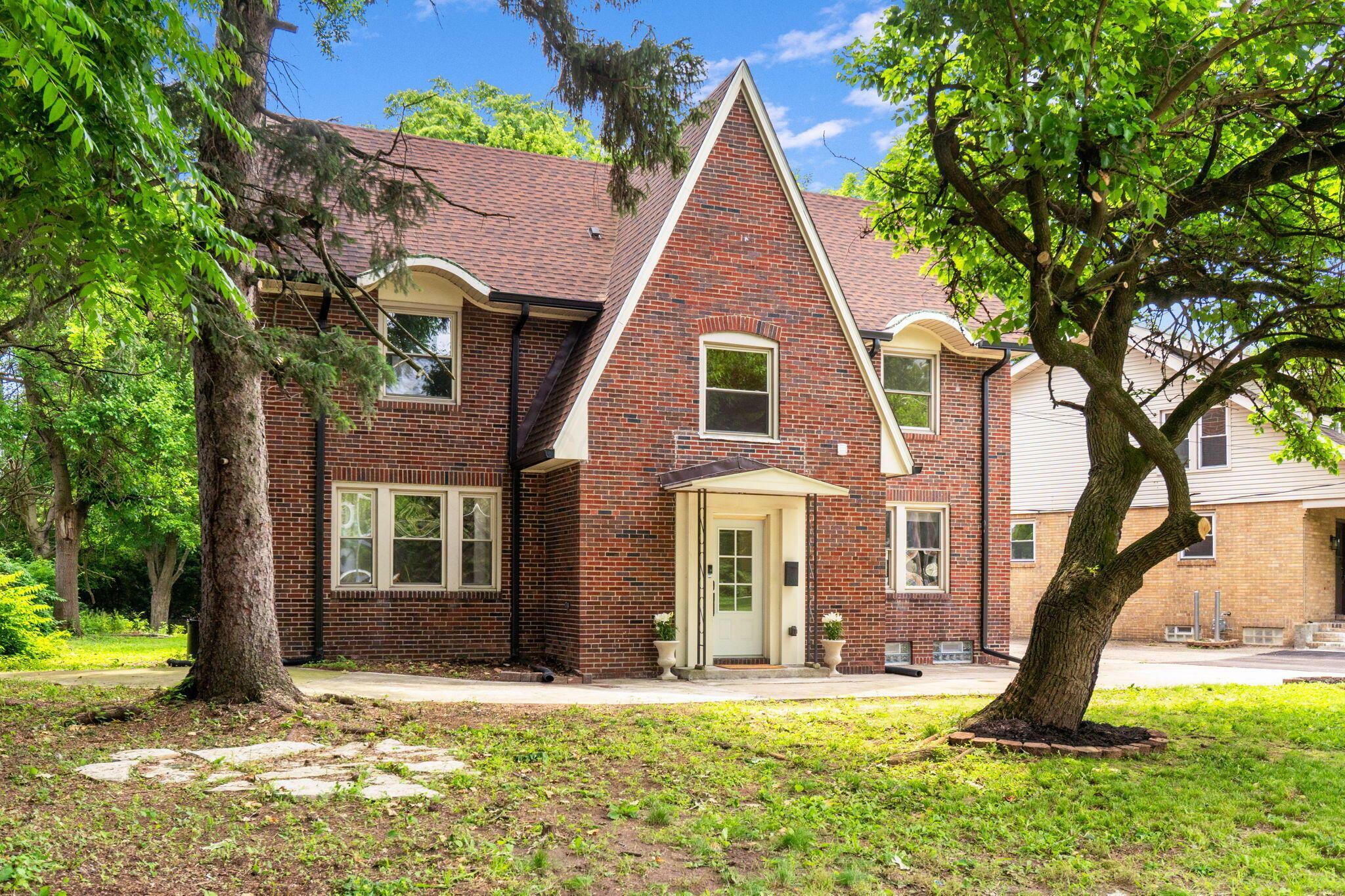 Property Photo: 992 N Nelson Road OH 43219