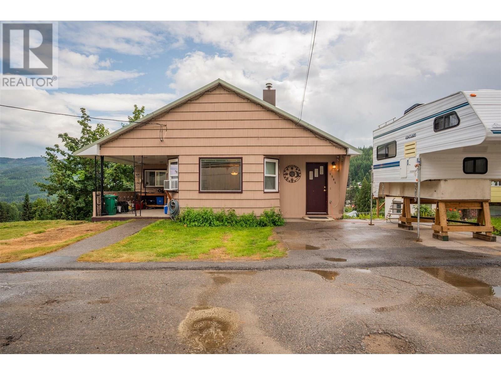 Property Photo: 1585 Dunn Crescent BC V0G 1Y0