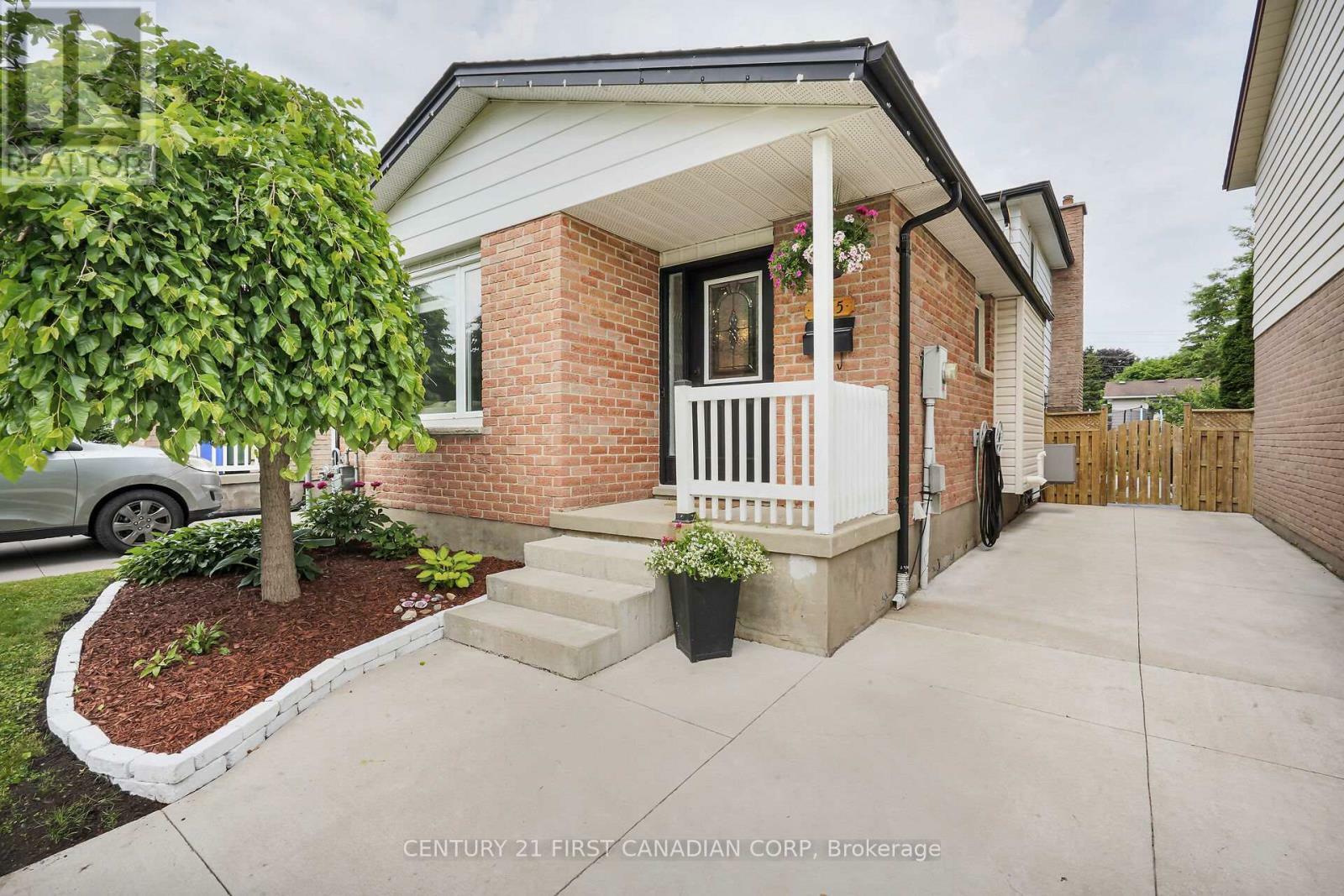Property Photo: 565 Ferndale Court ON N6C 5C2