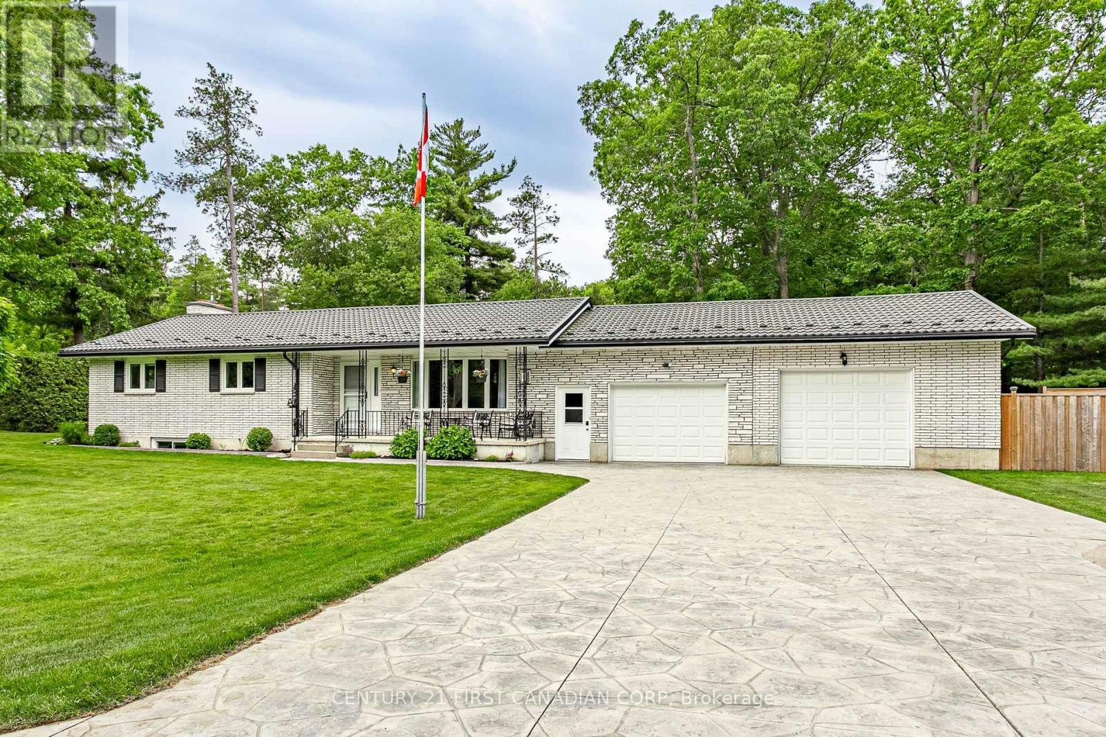 10211 Lakeview Avenue  Lambton Shores (Grand Bend) ON N0M 1T0 photo
