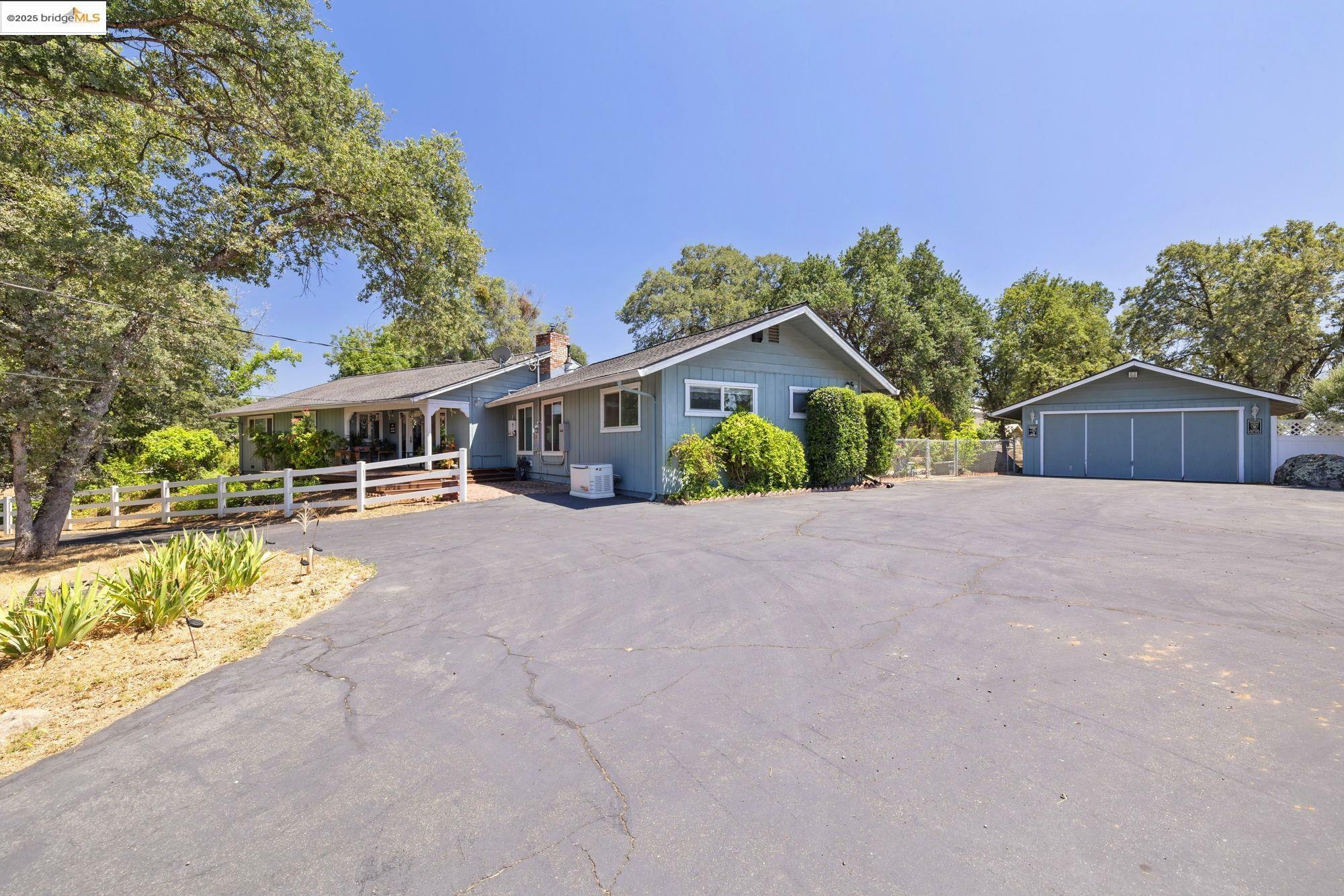 Property Photo: 13520 Tres Casas Rd CA 95370