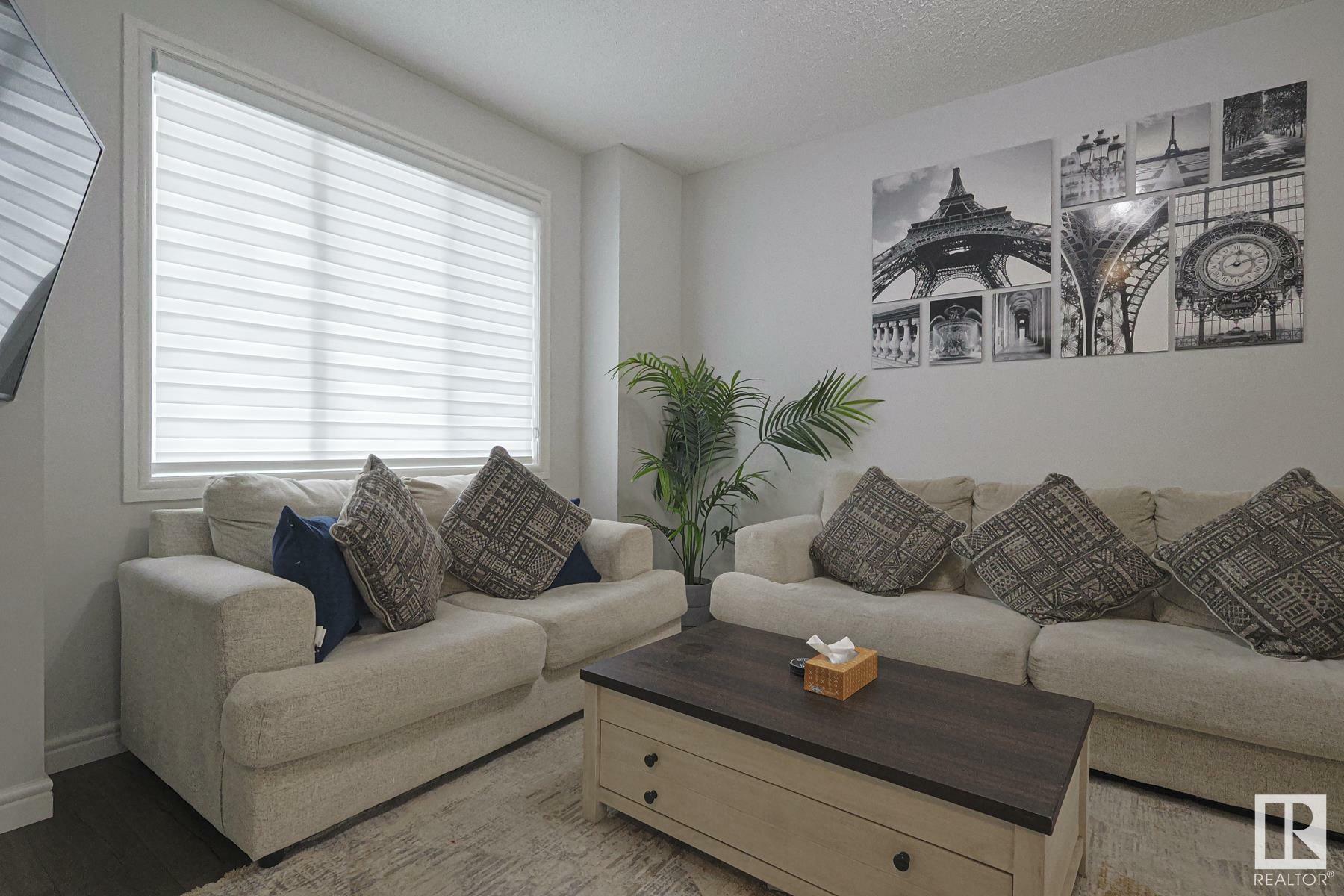 Photo de la propriété:  5020 22 Avenue SW  AB T6X 2H7 