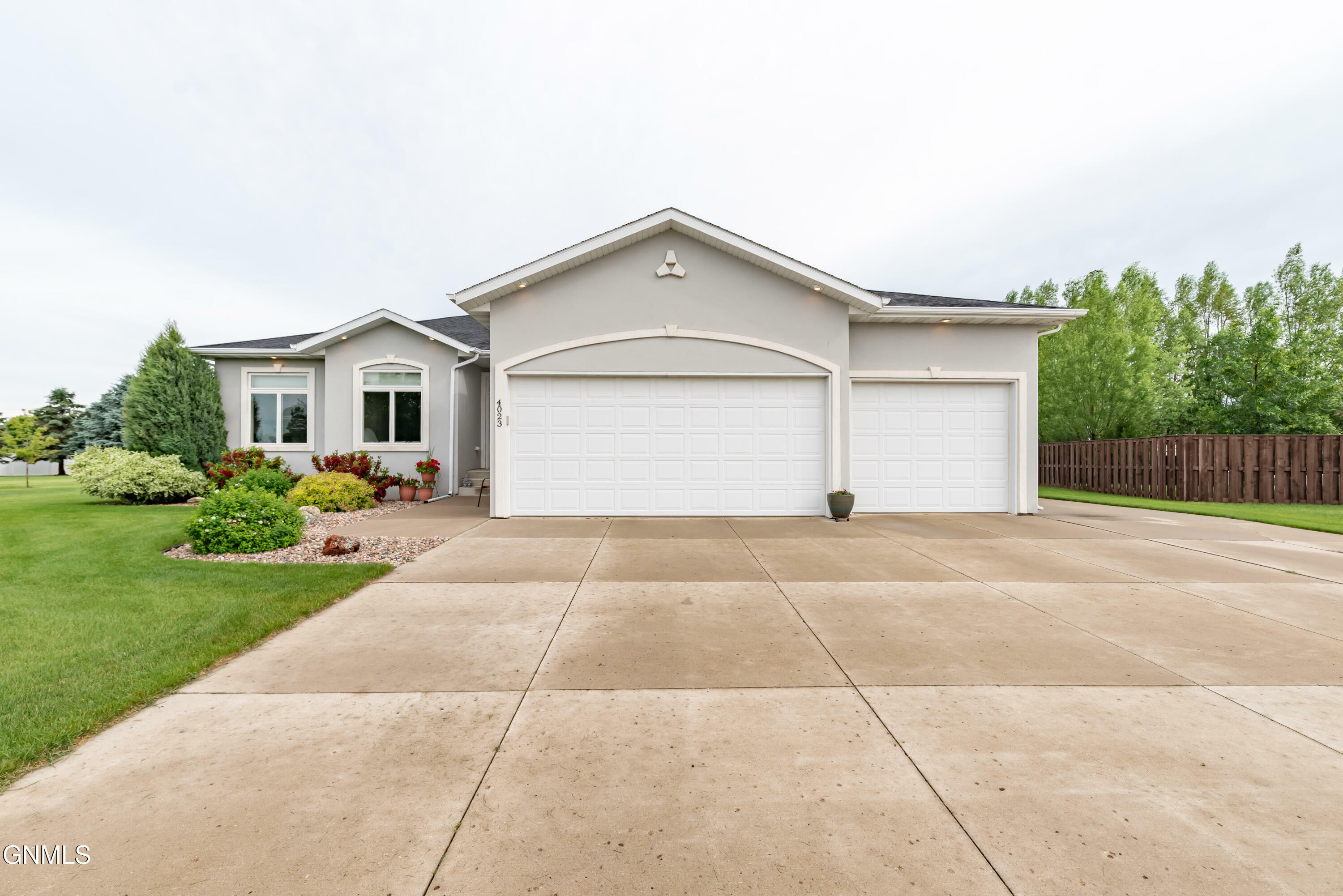 Property Photo: 4023 Bayport Place SE ND 58554