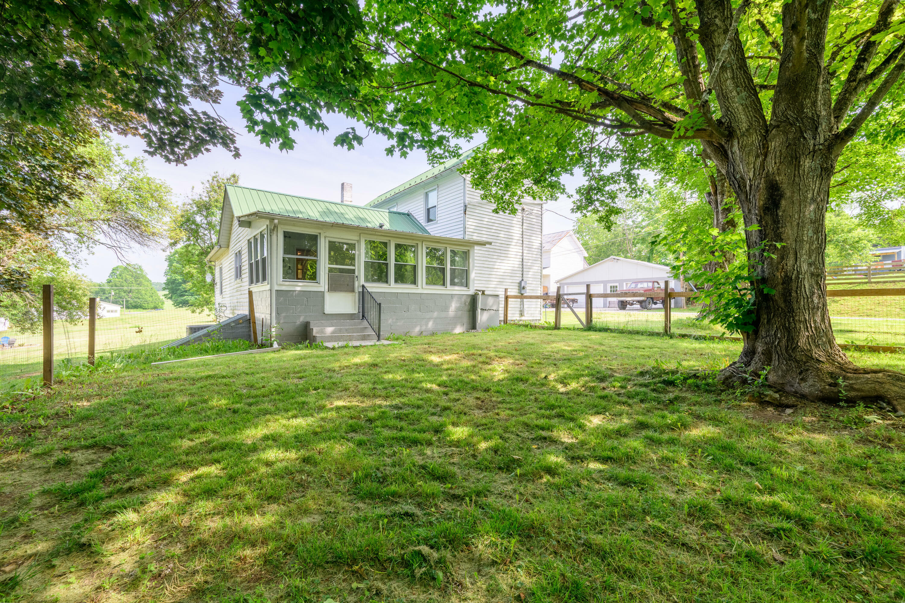 Property Photo: 206 Market St WV 24938