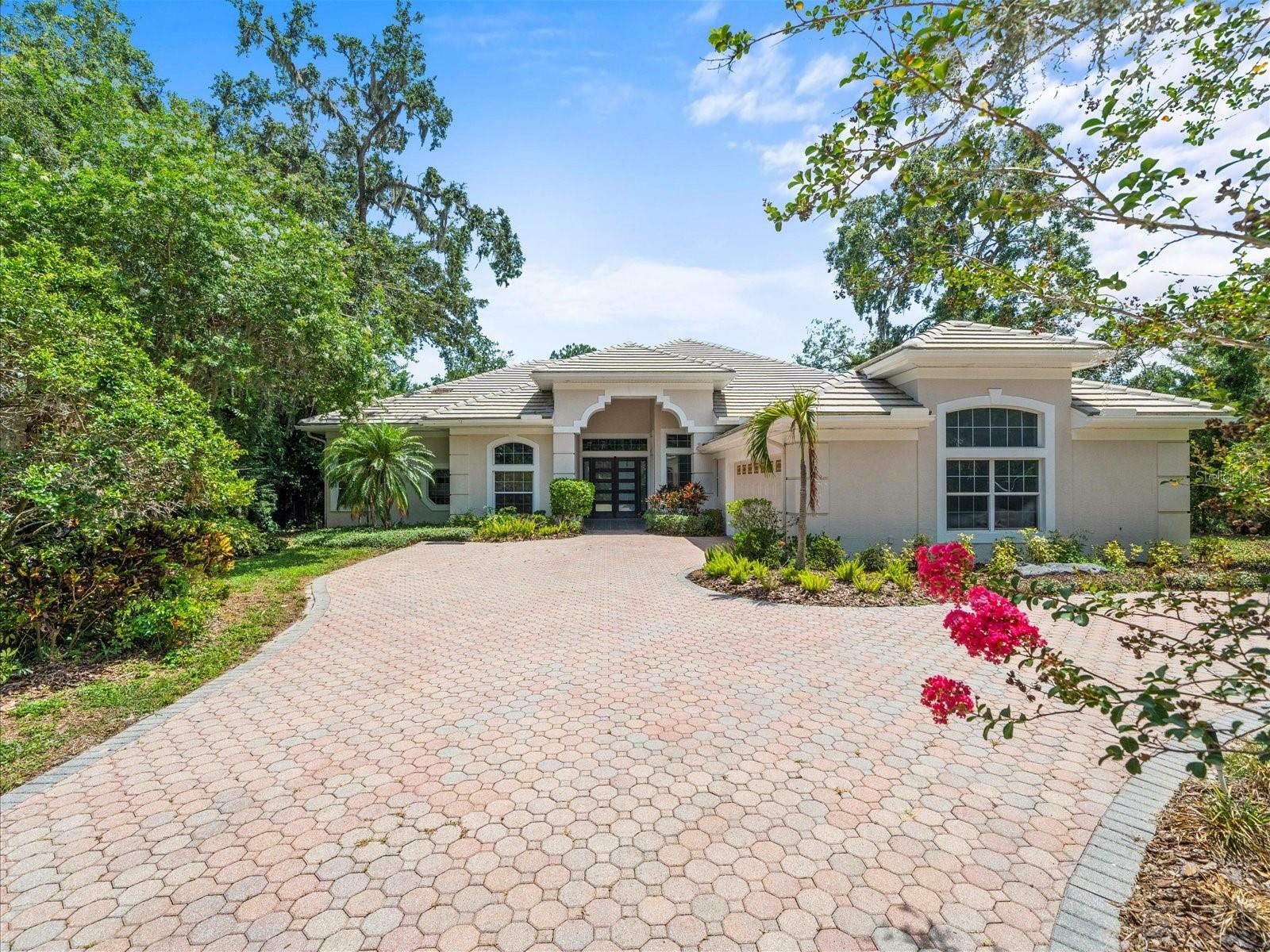 Property Photo: 713 Argyle Place FL 33617