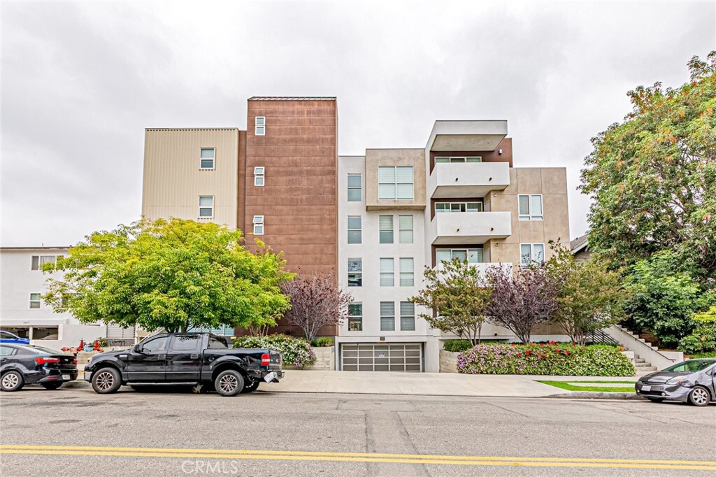 Property Photo: 4813 Oakwood Avenue 201 CA 90004
