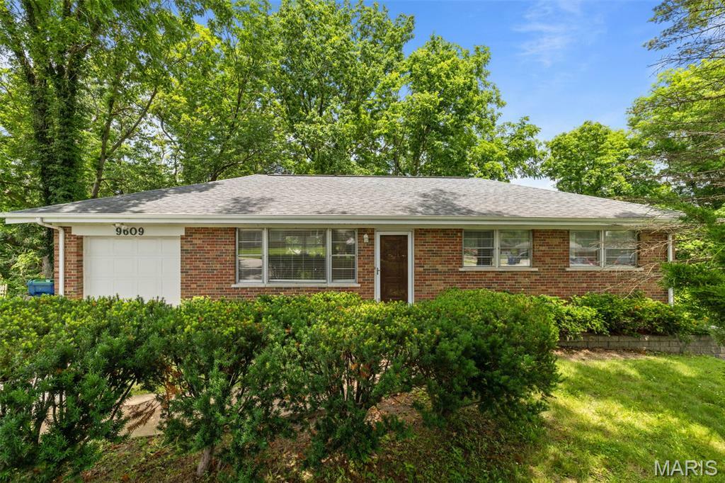 Property Photo: 9609 Twincrest Drive MO 63126