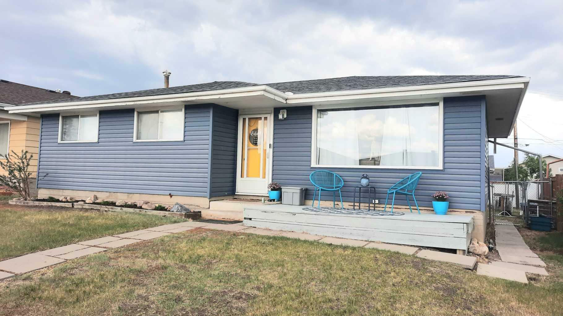Property Photo: 1005 2 Street SE AB T0J 0Y6