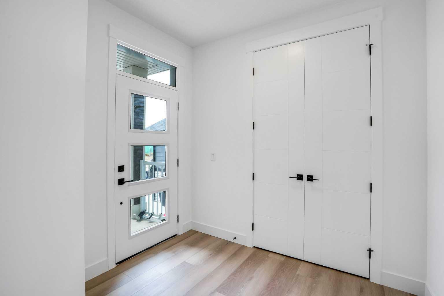Property Photo: 27 Heritage Close AB T4C 3G8