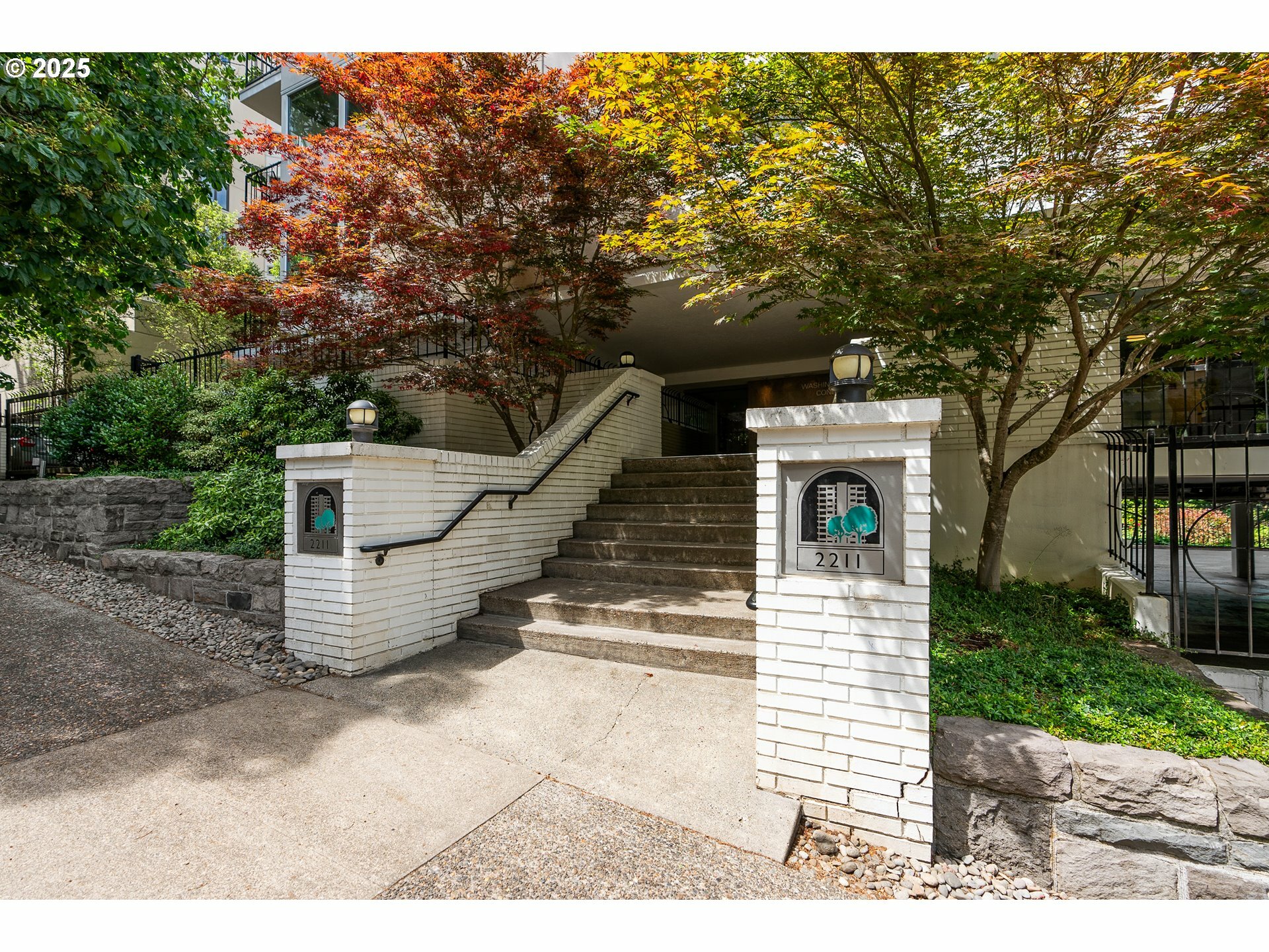 Property Photo: 2211 SW Park Pl OR 97205
