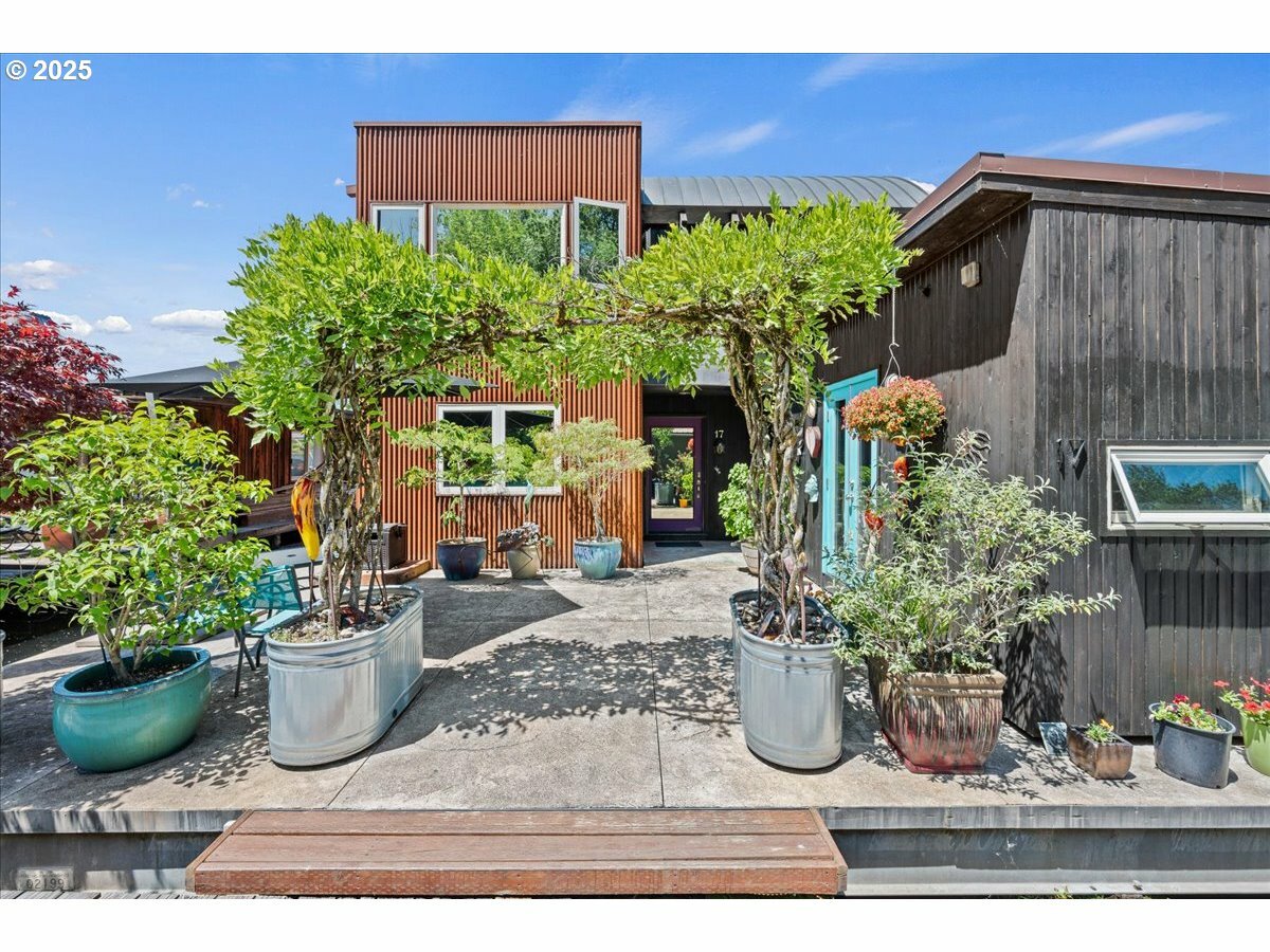 Property Photo:  6901 SE Oaks Park Way 17  OR 97211 