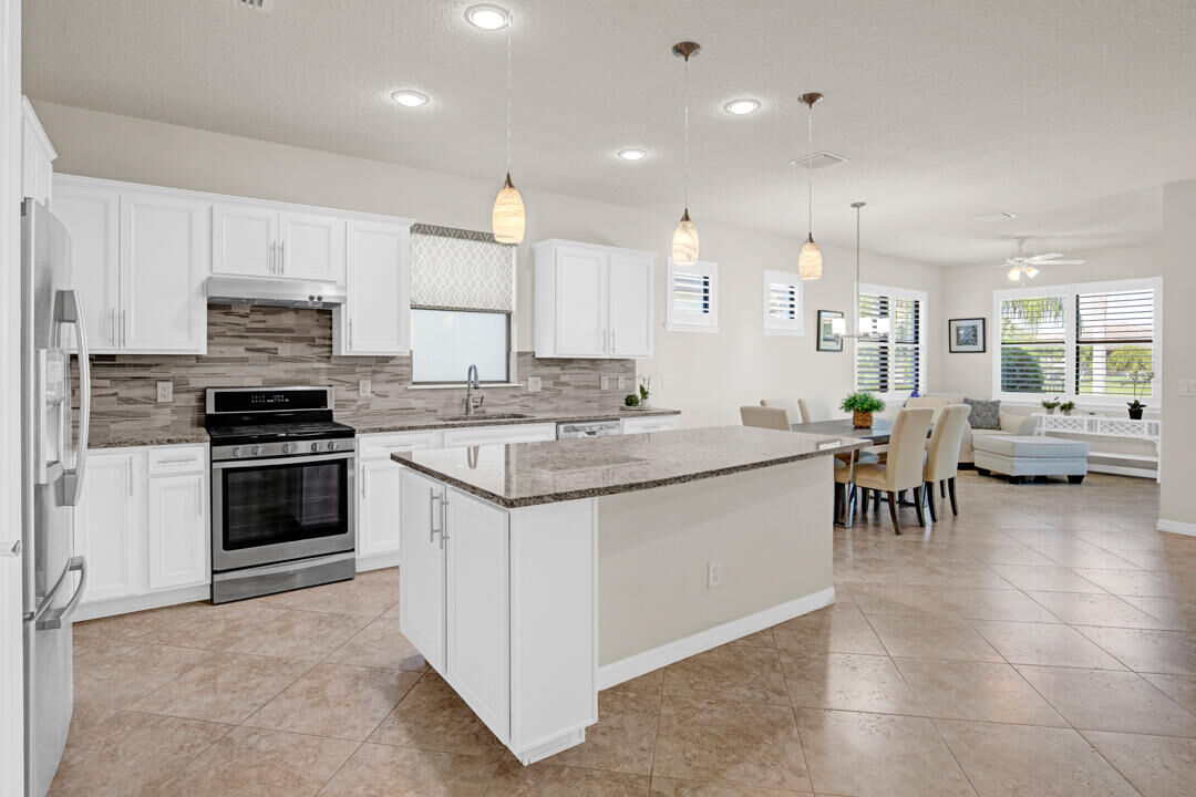 Property Photo: 649 SE Monteiro Drive FL 34984