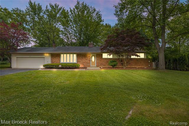 6695 Lahser Road  Bloomfield Hills MI 48301 photo