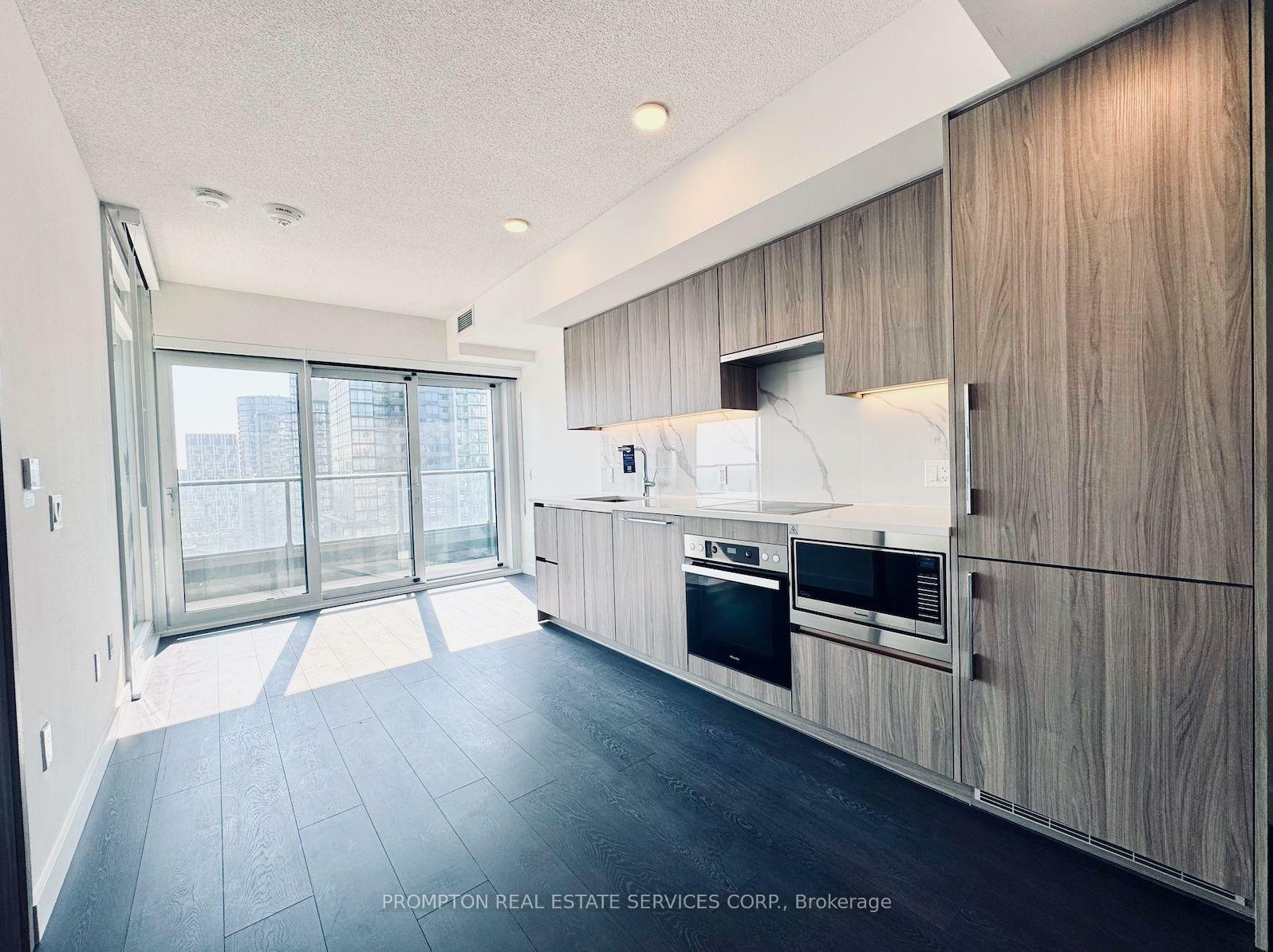 Property Photo: 3 Concord Cityplace Way 3201 ON M5V 0X4