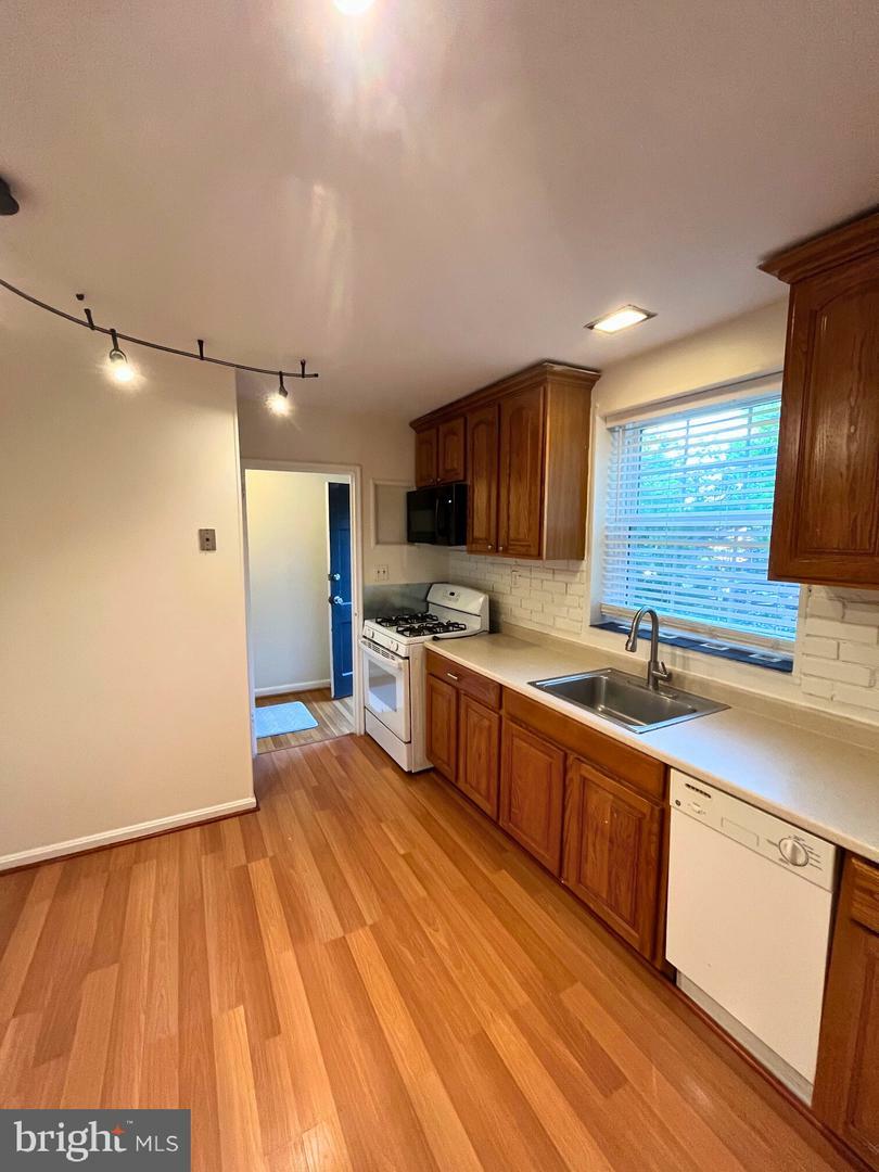 Property Photo: 213 Gentry Avenue VA 22305