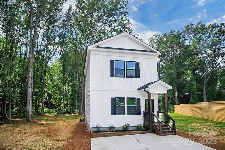 Property Photo:  1000 Castlewood Drive  NC 28150 