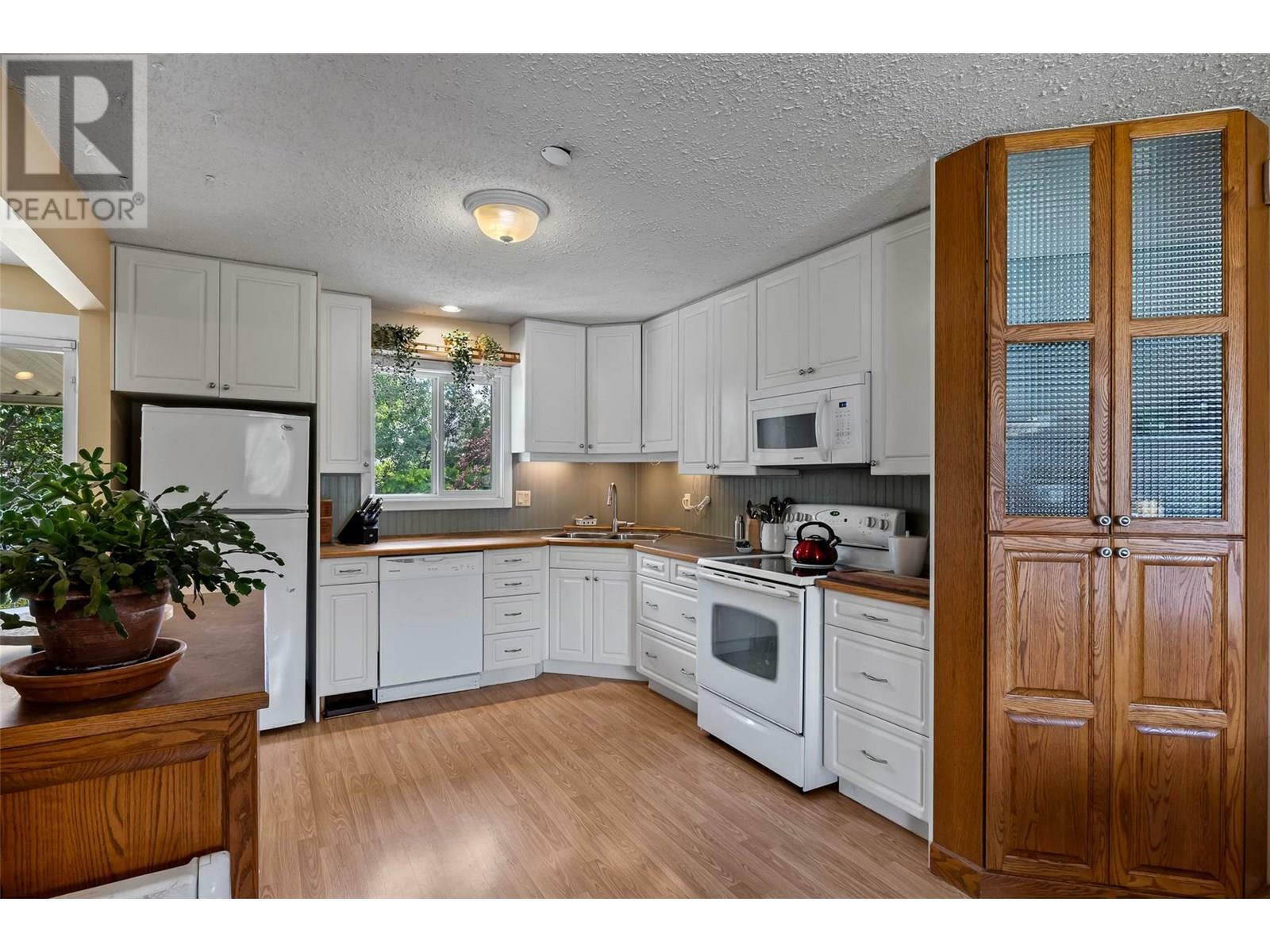 Photo de la propriété:  2555/2557 Greenfield Avenue  BC V2B 4P6 