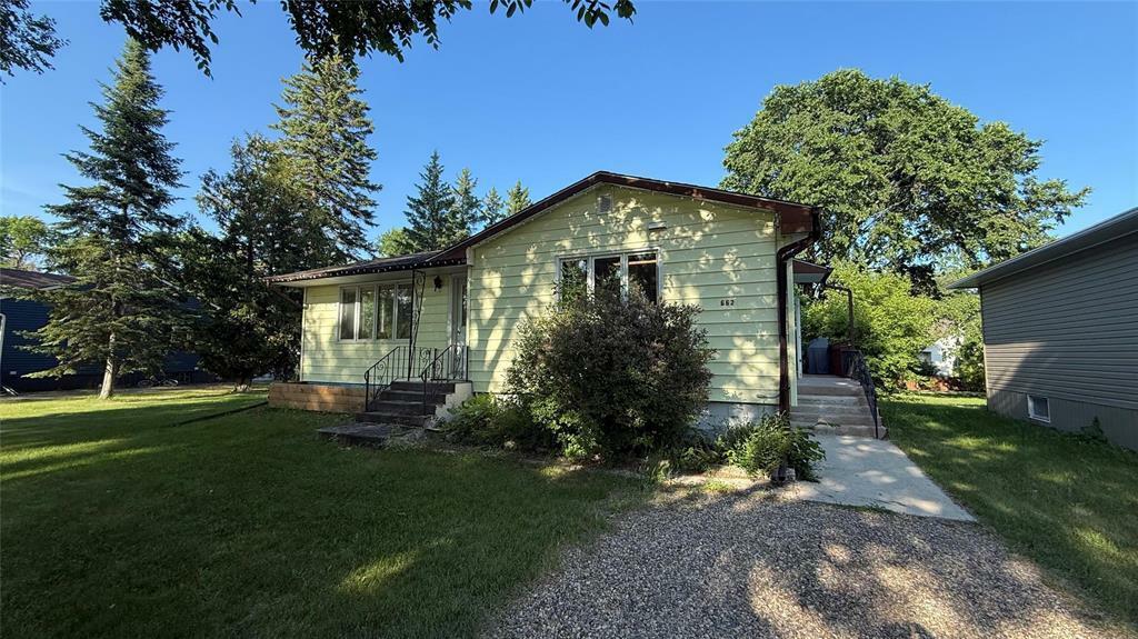 Property Photo: 662 Broadway Street MB R0K 0E0