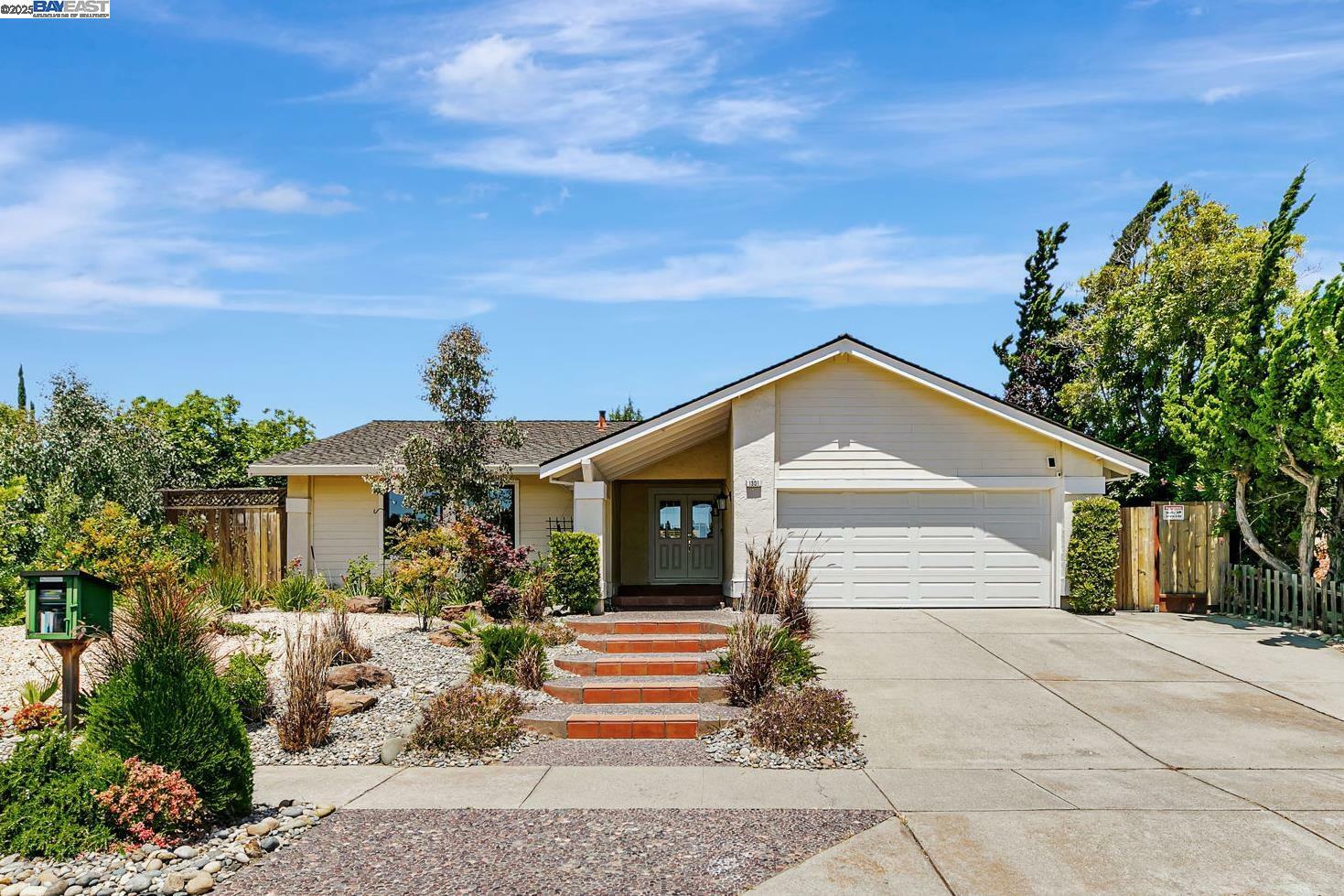 Property Photo: 1301 Quema Dr CA 94539