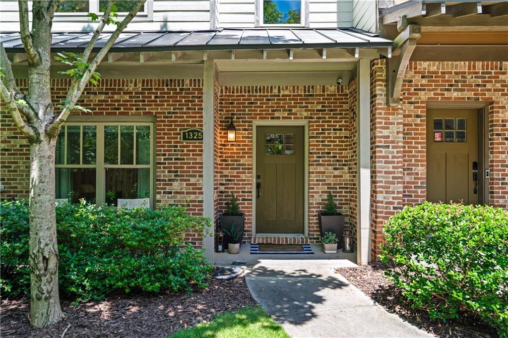 Property Photo: 1325 Oakview Road GA 30030