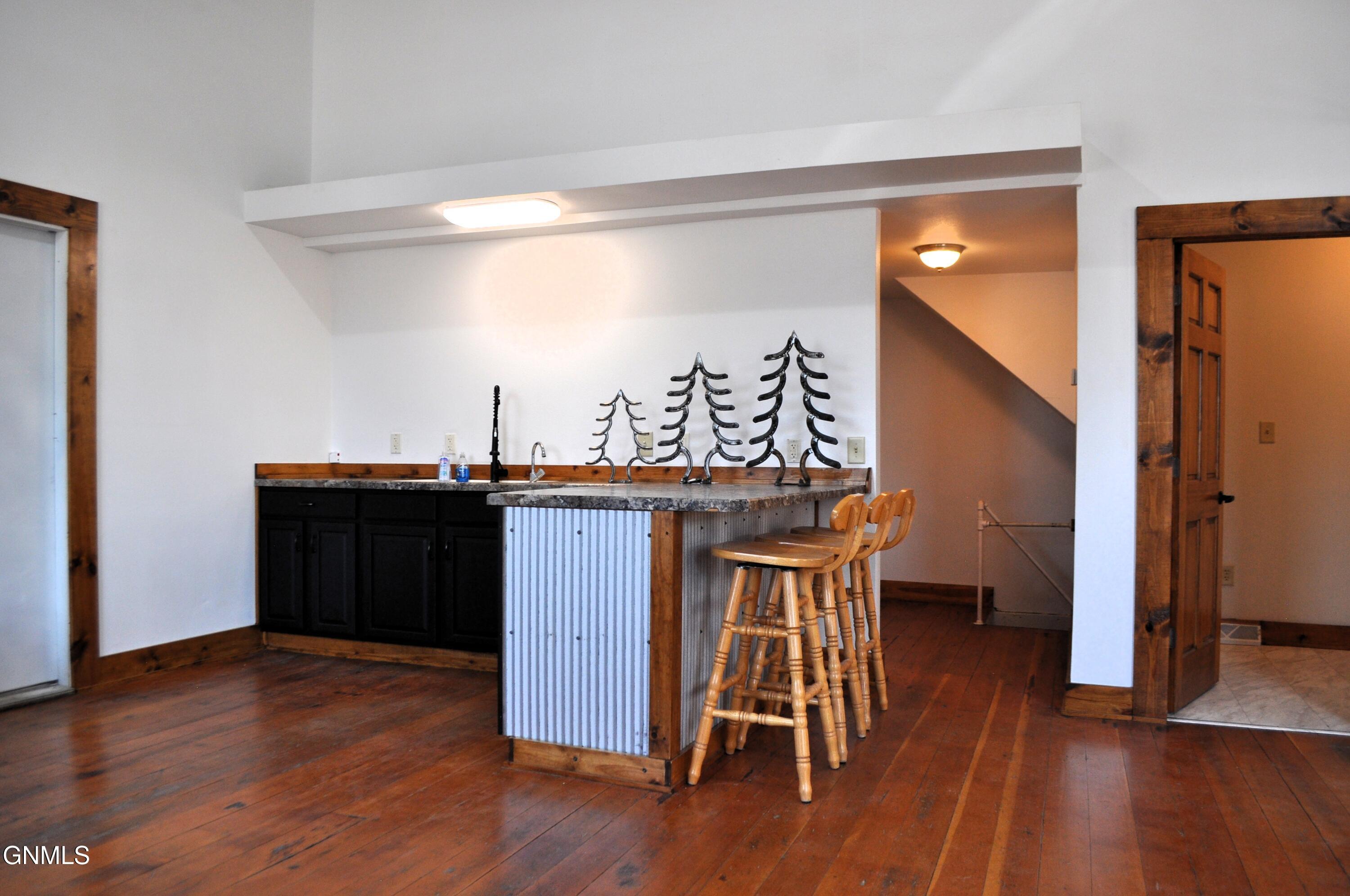 Property Photo: 910 Main Avenue ND 58577