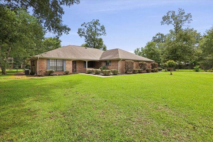 Property Photo:  6208 Rosewood Drive  TX 77632 