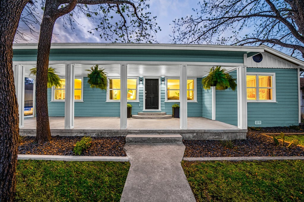 Property Photo: 900 Tivy St TX 78028