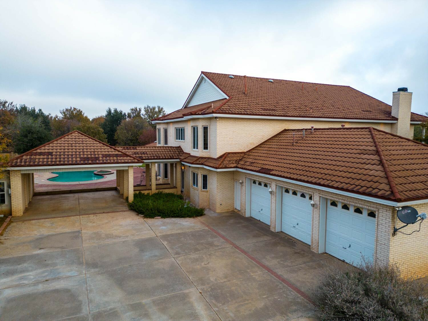 Property Photo: 2404 York Avenue TX 79407