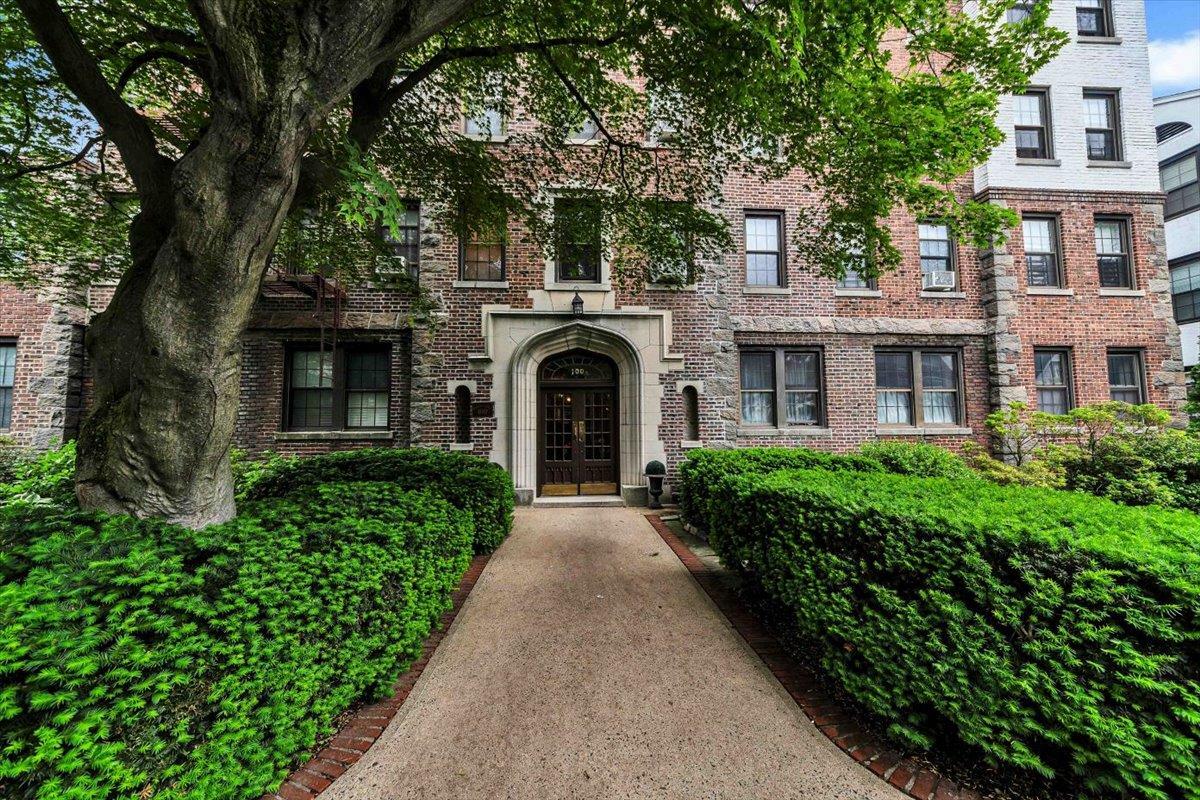 Property Photo:  100 Parkway Road 4C  NY 10708 