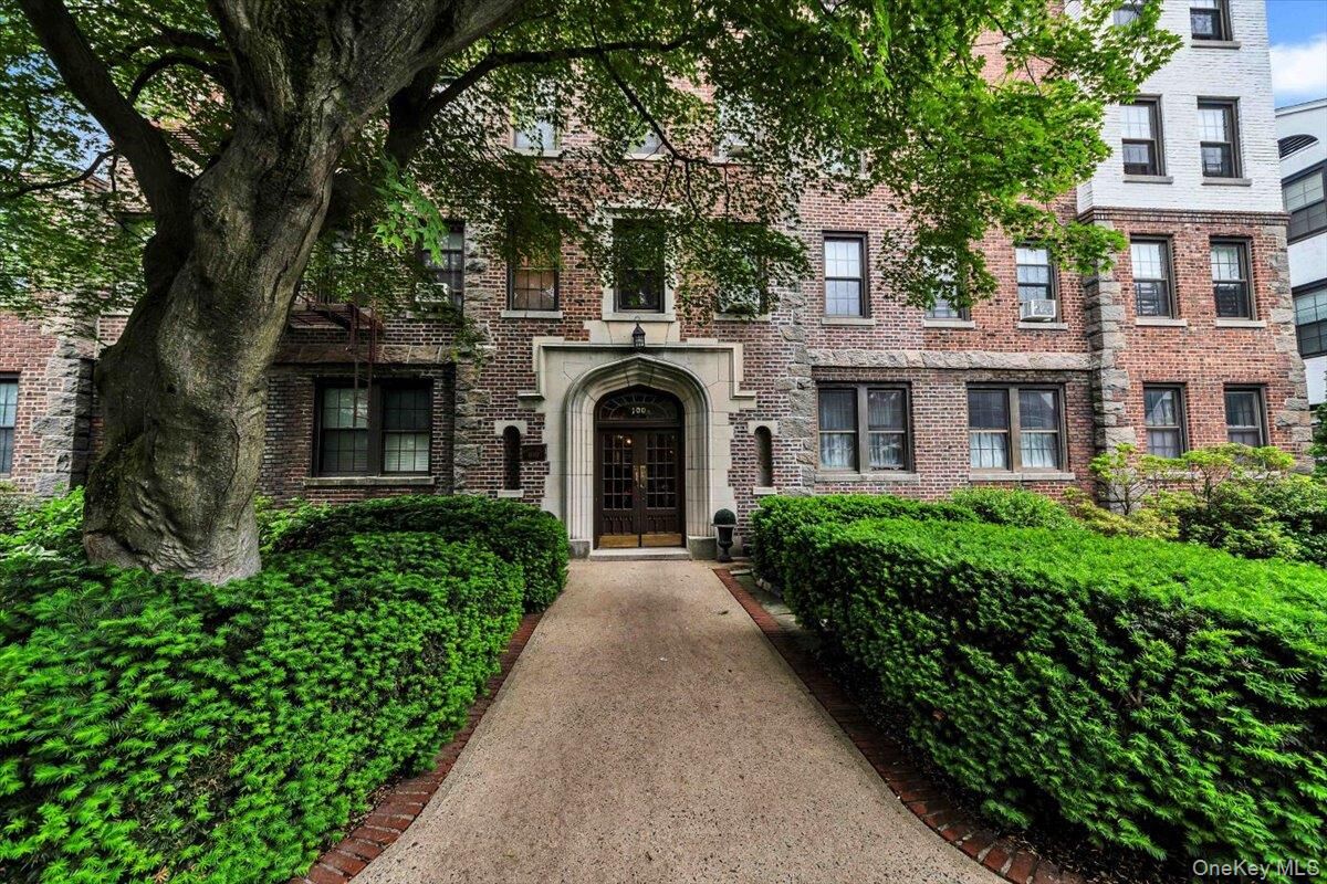 Property Photo:  100 Parkway Road 4C  NY 10708